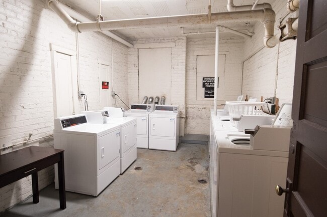 Building Photo - 4644 N Paulina St