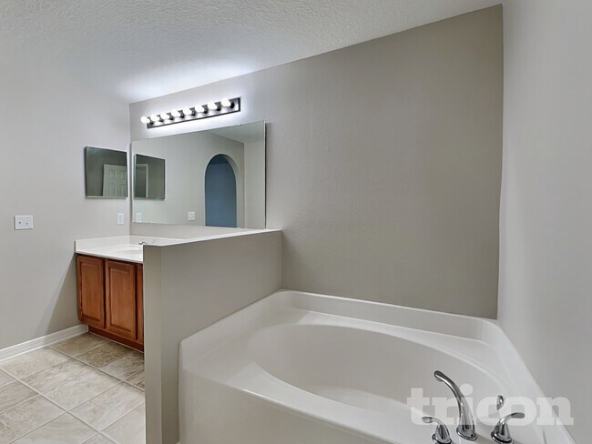 Building Photo - 1420 Shorewood Dr