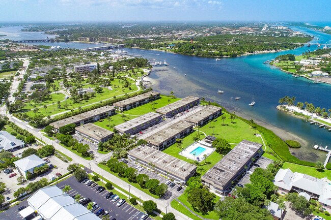 Building Photo - 755 Saturn St