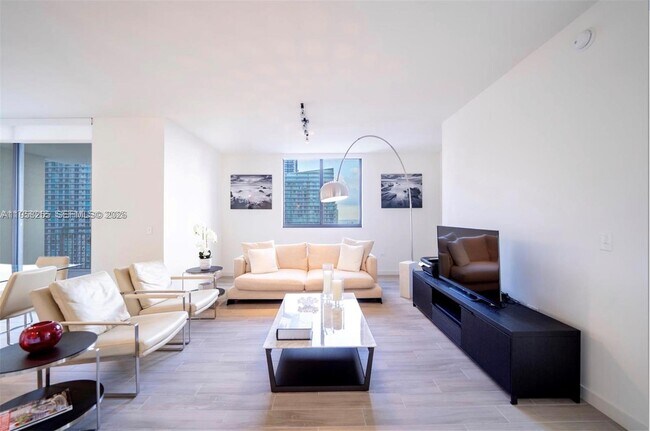 Building Photo - 999 SW 1st Ave