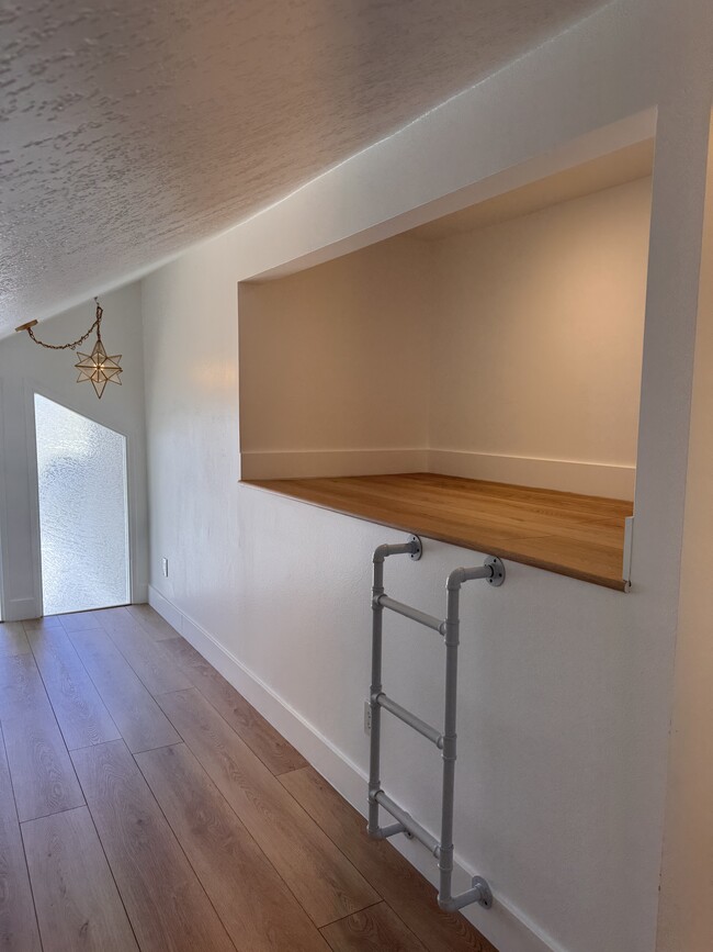 Building Photo - 23940 Vía Rosa Linda