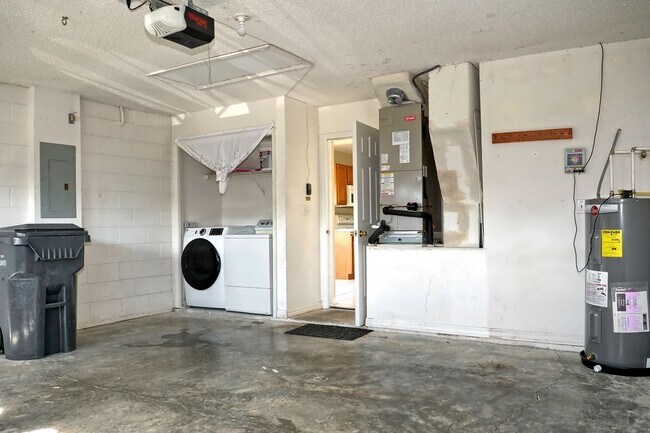 Building Photo - Spacious 3/2 Home For Rent in Davenport with extra Florida/Sun Room!!