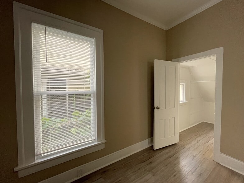 Primary Bedroom - 419 W Gray St