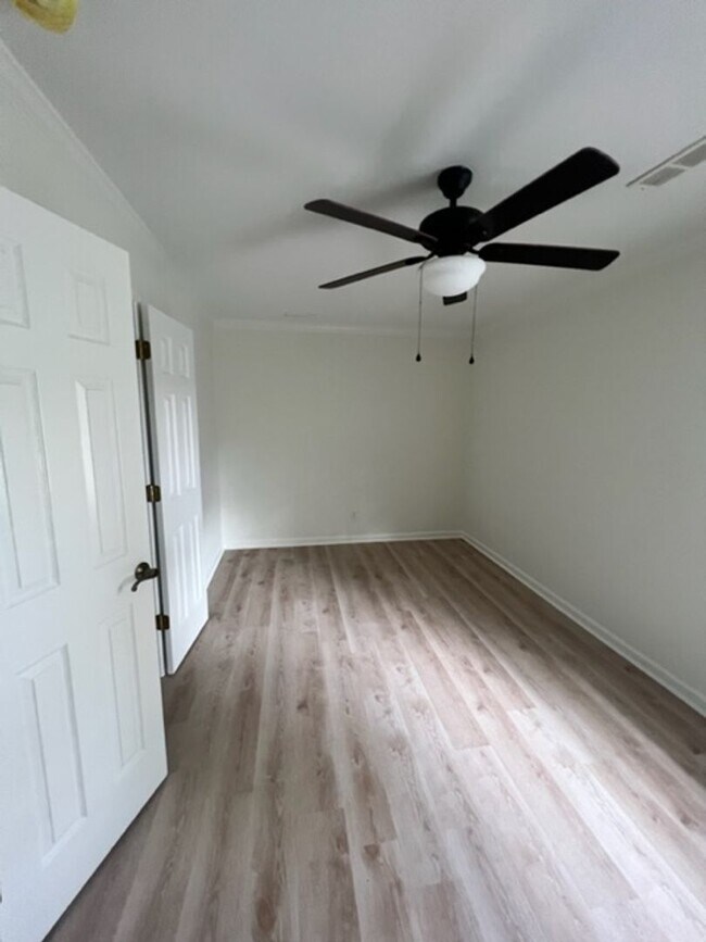 Building Photo - Three Bedroom in Ridgeland