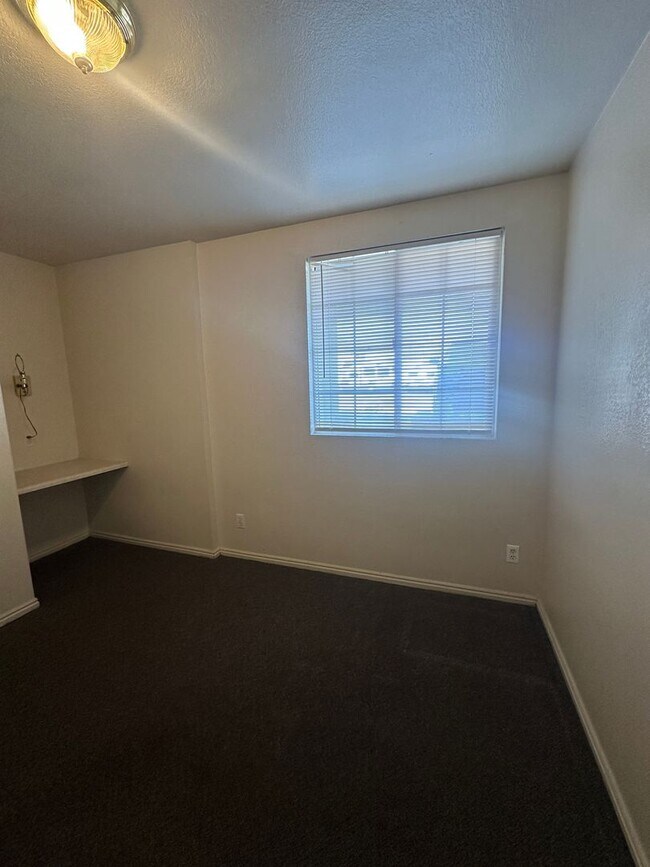 Building Photo - 4-bedroom, 2-bath apartment in Cedar City fourplex