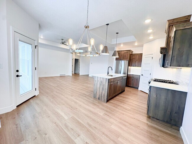 Building Photo - Six Bedroom House!! FREE: WiFi, Lawn care and Water softener!!