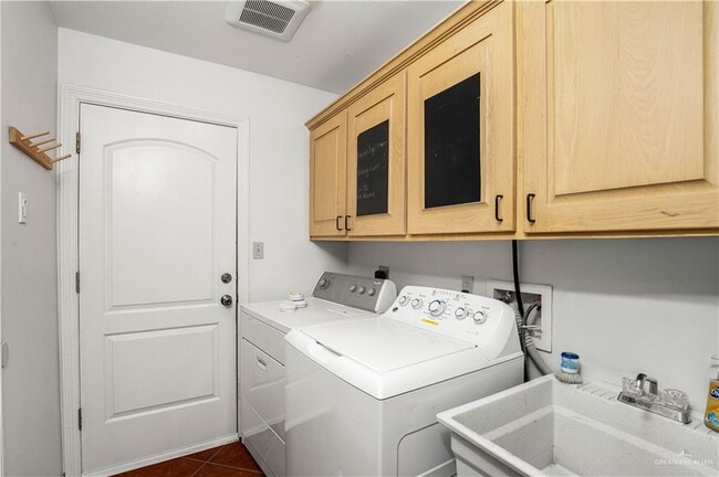 Building Photo - 24 Date Palm St