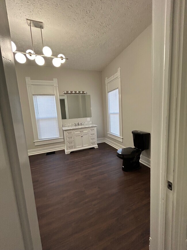 Building Photo - 709 N Jefferson St