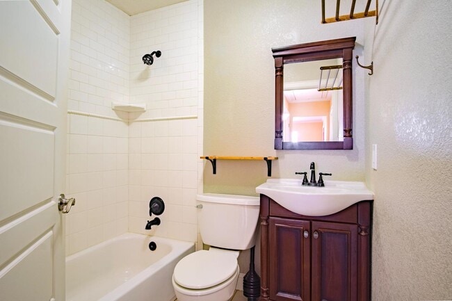 Building Photo - Updated West Fort Worth home with large yard for entertaining