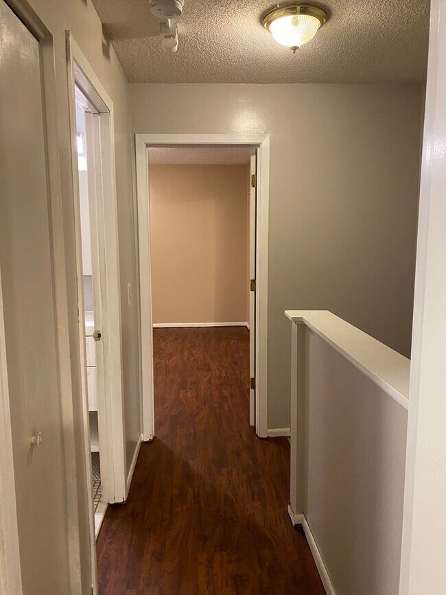 Building Photo - 3 Bedroom 2 Bath Close to the U of M Avail...