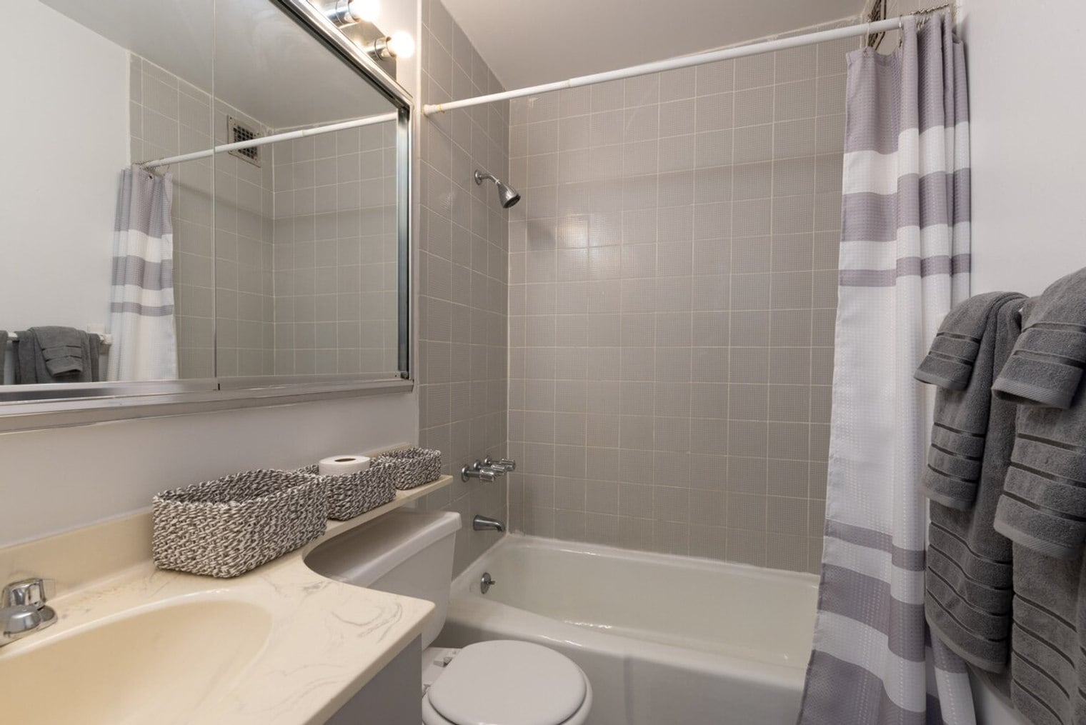 Building Photo - 735 10th Ave