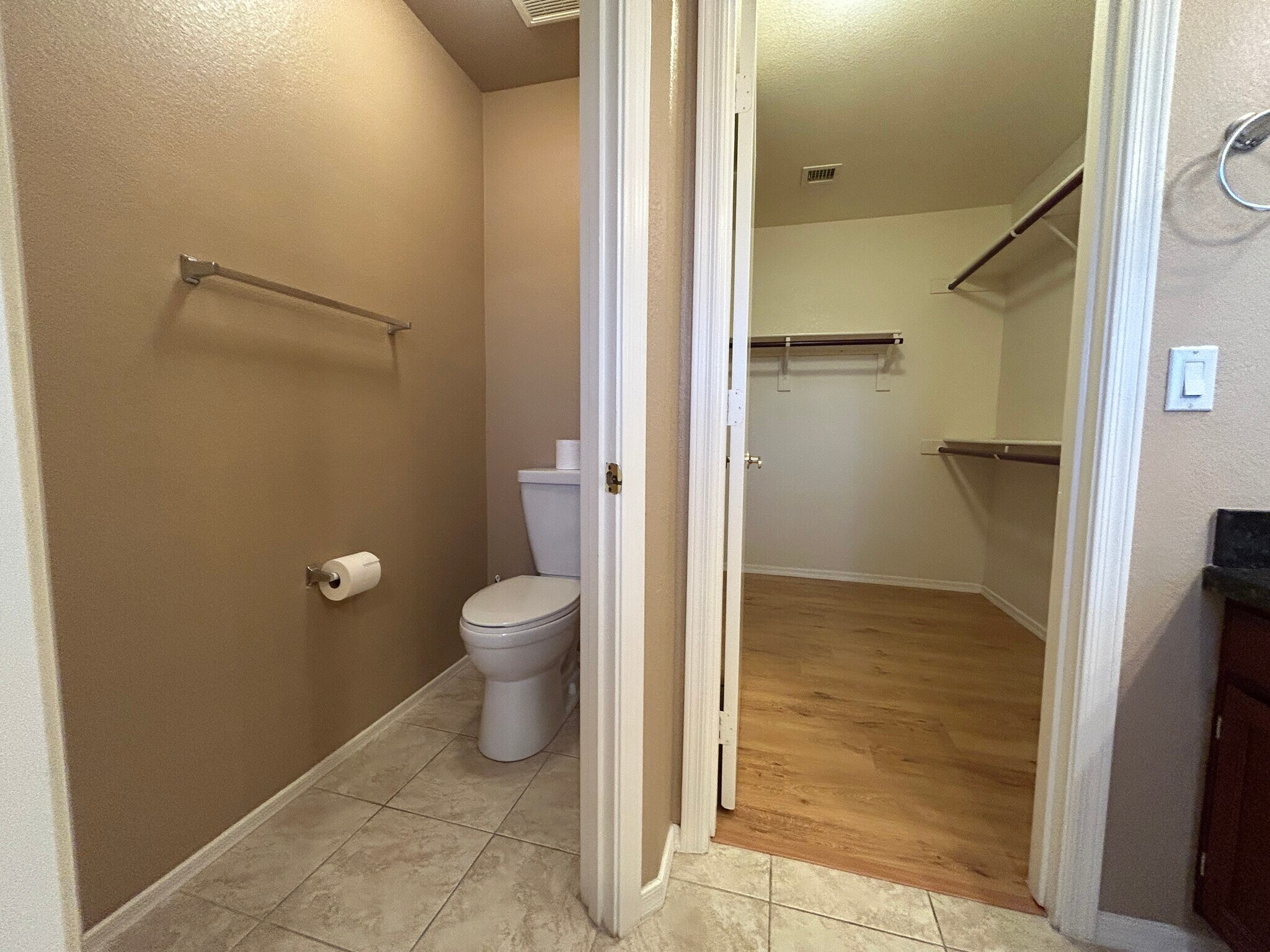 Building Photo - 4334 E Anderson Dr