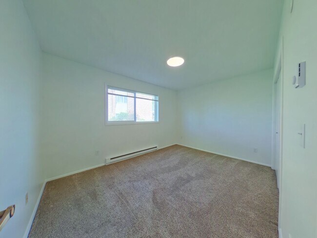 Building Photo - 2 bedroom 1 bathroom apartment in the heart of town!