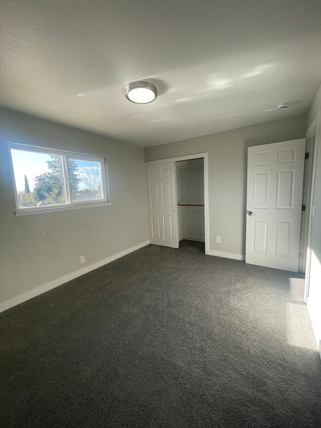 Building Photo - Newly Remodeled 5 Bedroom 3 Bath Home in C...