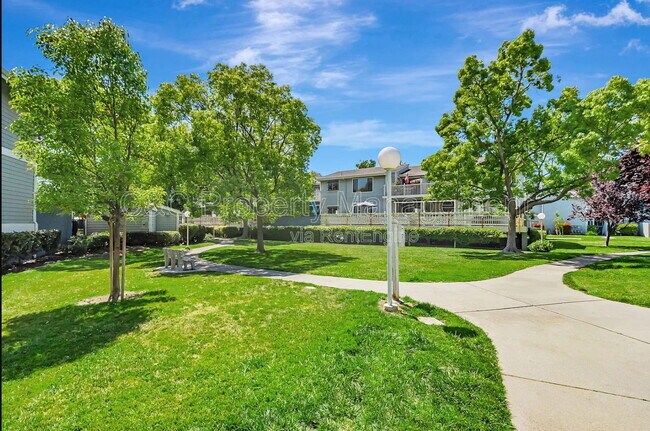 Building Photo - 37050 Meadowbrook Common