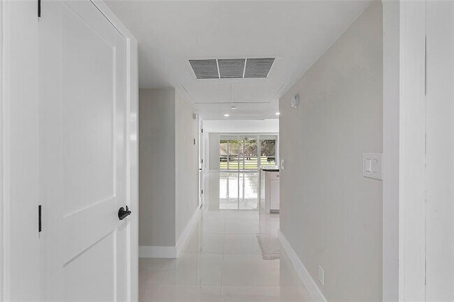 Building Photo - 605 Oaks Dr