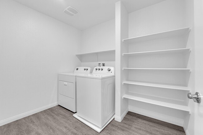 Building Photo - 4747 Bluebird Clfs Ave