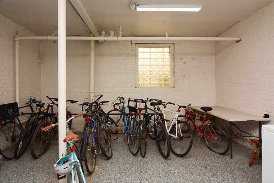 Building Photo - 2334.5 N Spaulding Ave