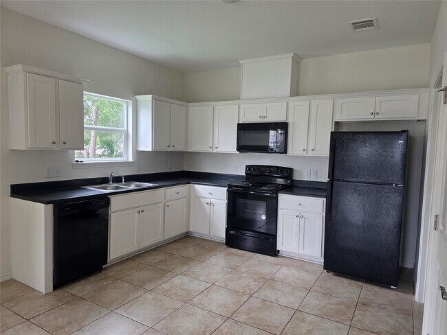 Building Photo - 6102 White Oak Dr
