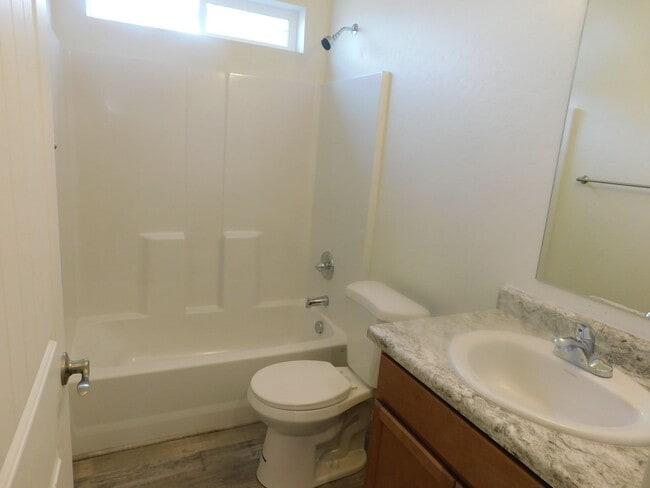 Building Photo - Walking Distance to Community