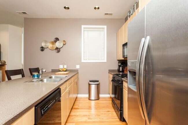 Building Photo - 2 bedroom in Chicago IL 60613