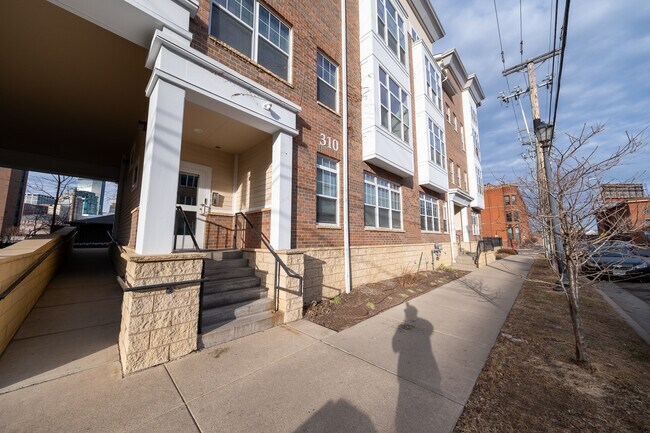 Building Photo - 310 E 18th St