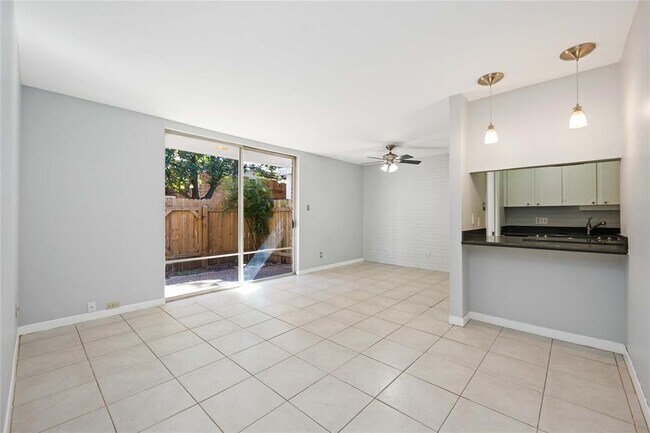 Building Photo - 2822 Briarhurst Dr