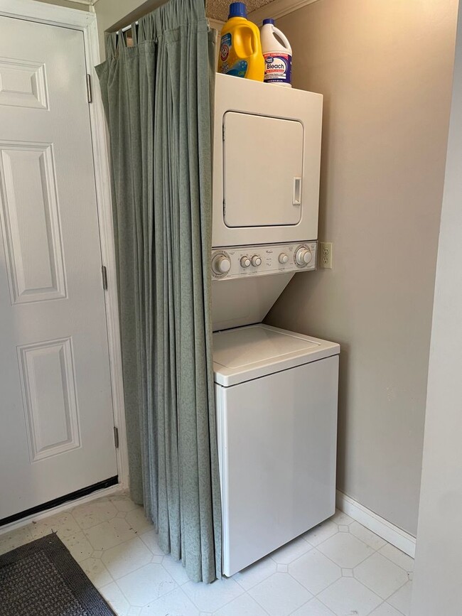 Building Photo - 2 BED, 1 BATH FULLY FURNISHED COTTAGE STYL...