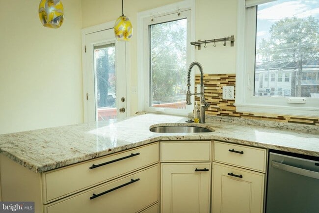 Building Photo - 636 Kenyon St NW