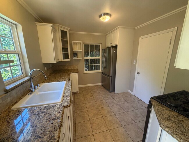 Building Photo - 2 Bedroom | 1 Bathroom | Single family in East Sacramento
