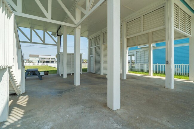 Building Photo - 21822 Termini-San Luis Pass Rd