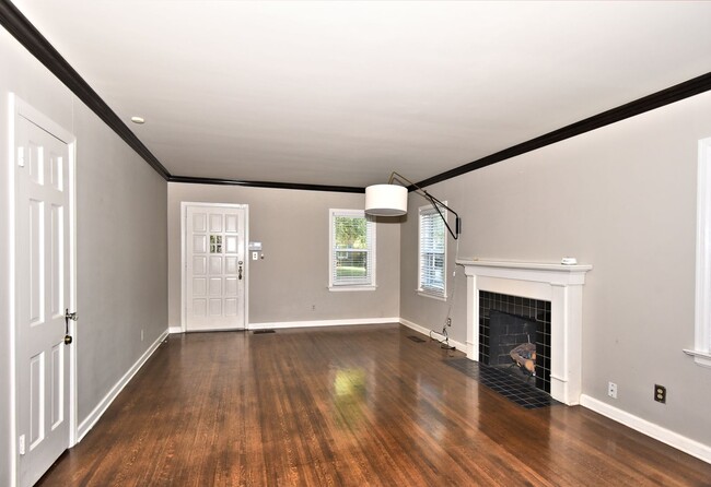 Building Photo - Remodeled bungalow in the heart of Mid-town