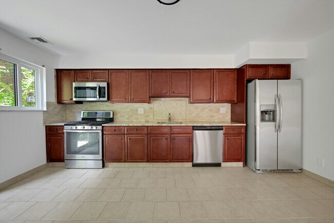 Building Photo - 2413 Hammett Ave