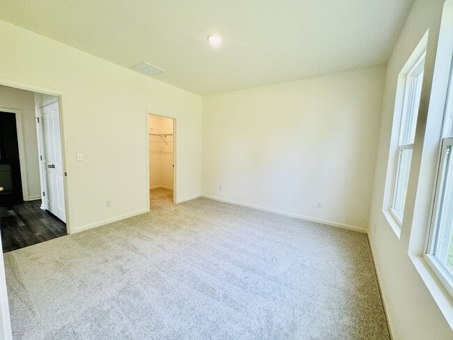Building Photo - 554 Silver Pidgeon St