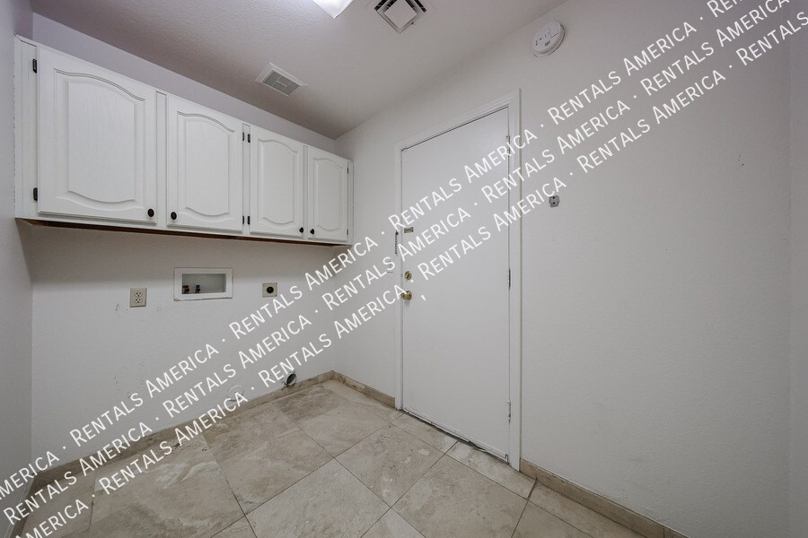 Building Photo - 532 E Stonebridge Dr