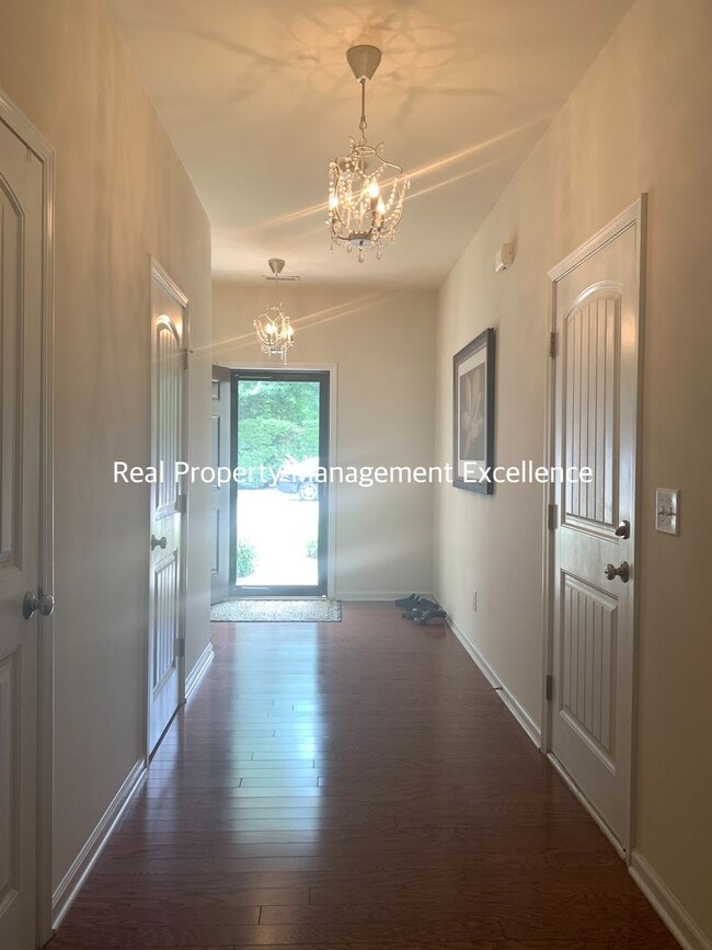 Building Photo - Beautiful 3 Bedroom Townhome in Raleigh ne...