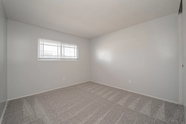 Building Photo - Beautiful 4 Bd Townhouse