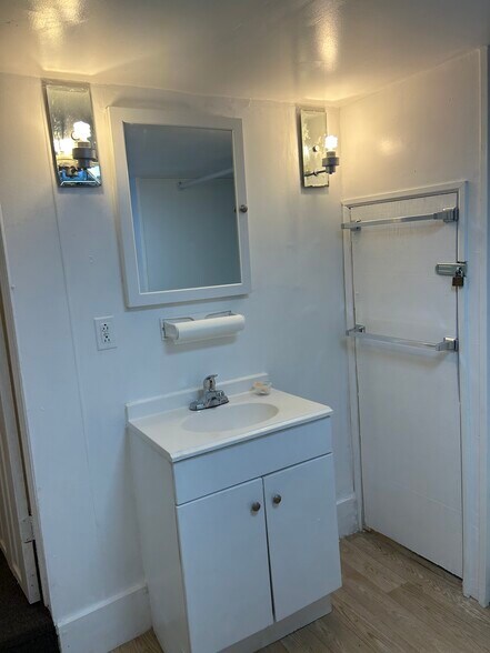 Building Photo - 2537 S Lloyd St