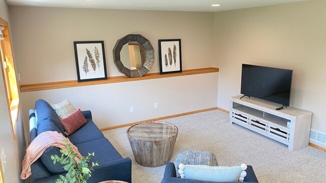 Building Photo - 3109 Tamarack Ln SE