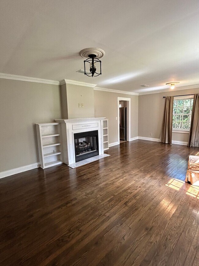 Building Photo - ****AVAILABLE NOW****