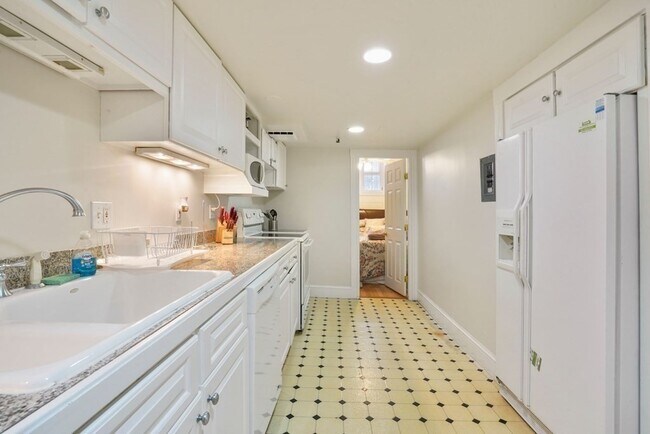 Building Photo - 296 Marlborough St