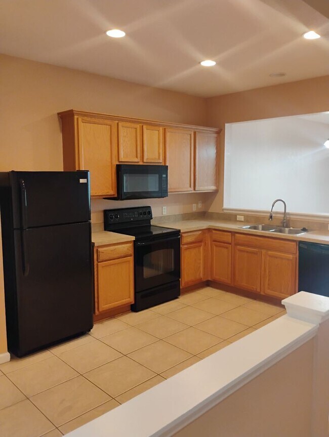Building Photo - Townhouse in