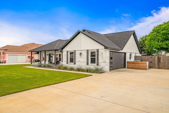 Building Photo - Stunning 4 bedroom with two bonus spaces, ...