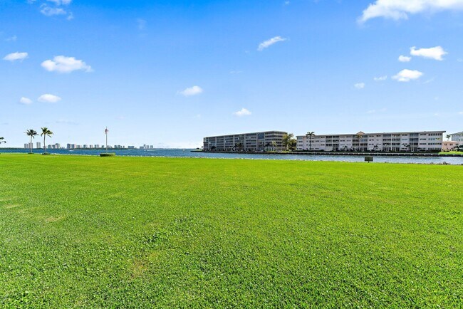 Building Photo - 123 Lakeshore Dr