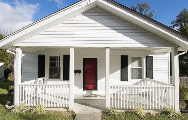 Primary Photo - Small Cottage in quiet neighborhood.
