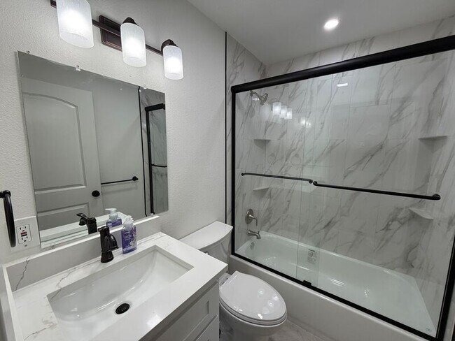 Building Photo - 1255 Valencia Ln