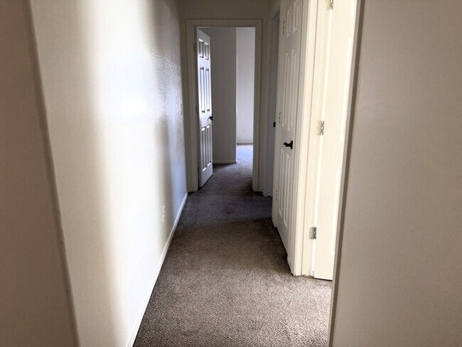 Building Photo - 4 BEDROOM HOME IN LITCHFIELD MANOR WITH 3 ...
