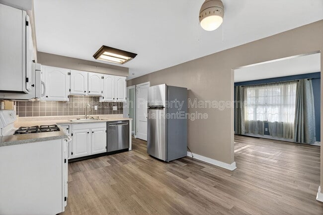 Building Photo - 1255 St Antoine St