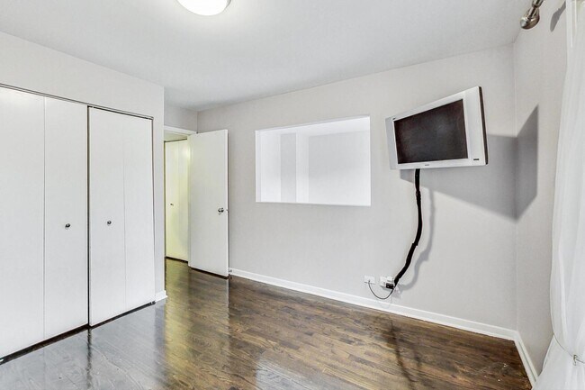 Building Photo - 1449 W Lexington St