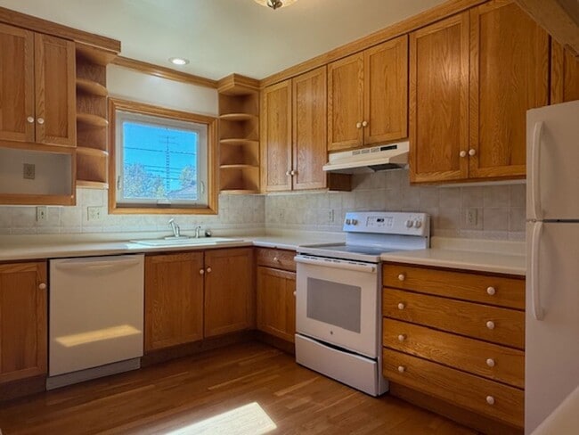 Building Photo - House For Lease